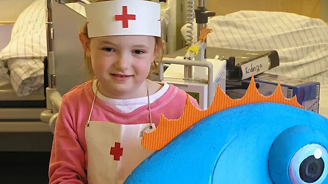 Lachendes Kind, dass geschminkt ist