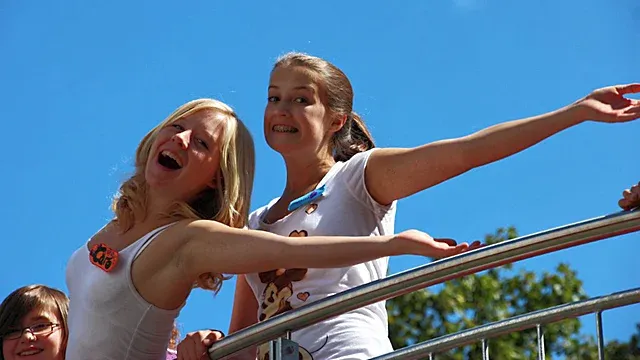 2 Mädchen posen an einem Geländer