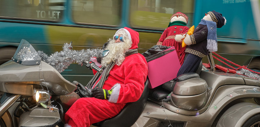 Weihnachtsmann auf einem Motorrad in Leads, England